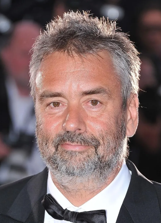 턱시도를 입고있는 뤼크베송 감독사진