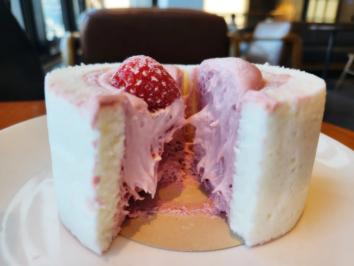 딸기-쏙-화이트롤-닽면