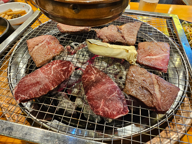 고기를 굽습니다.