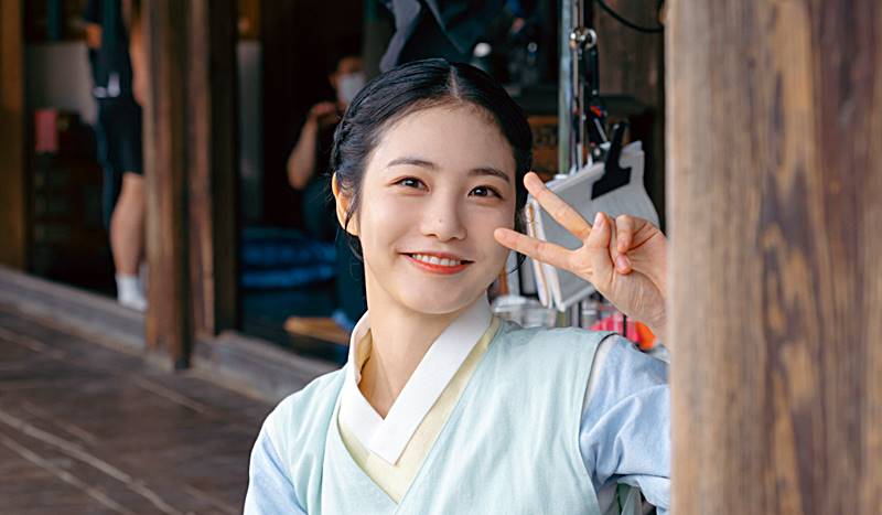 윤단오역-배우-신예은-환한-미소집는-모습