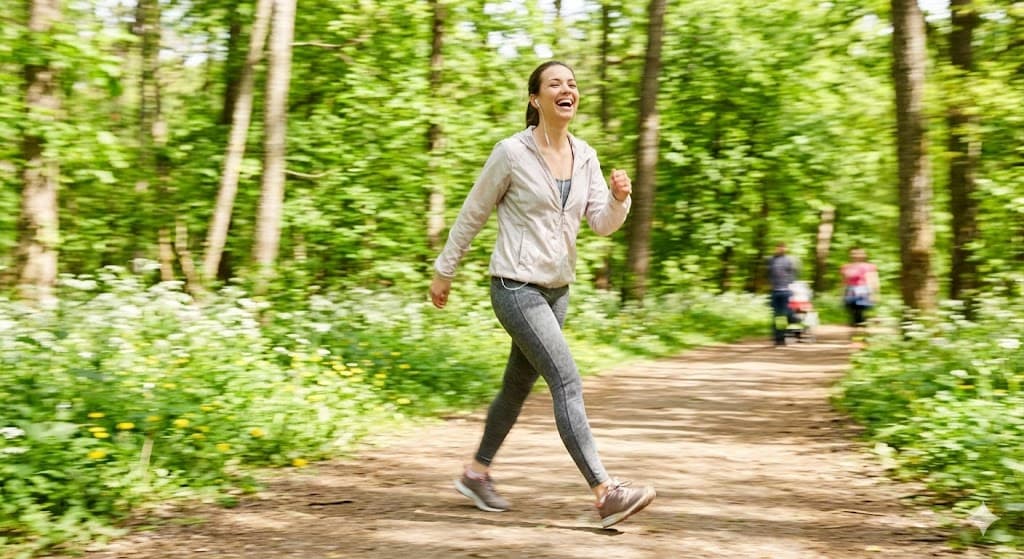 피로 회복을 위해 도심 숲 길을 활기차게 걷는 운동