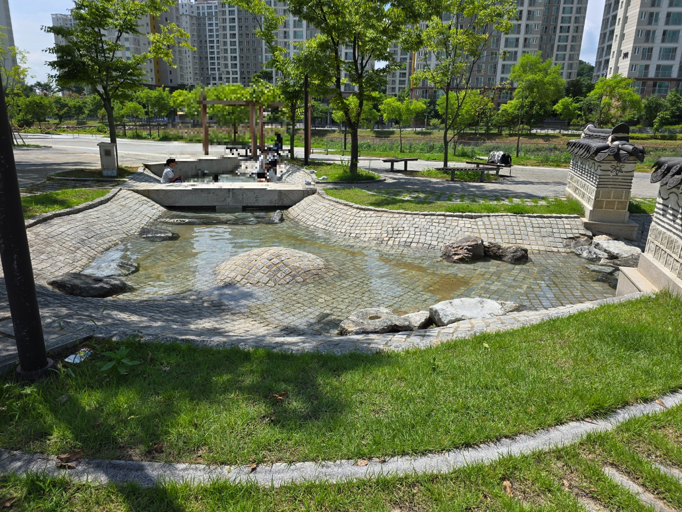 아이들이 발을 담구고 쉬고 있어요