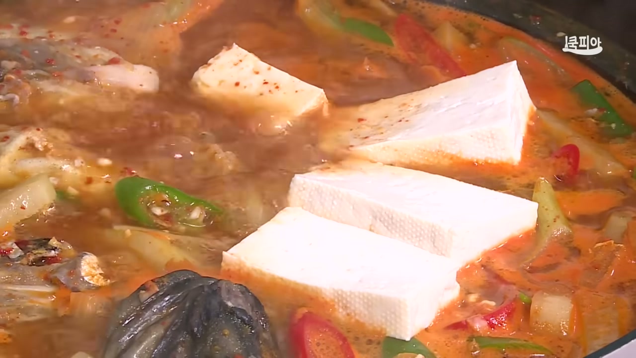 두부와 미나리를 넣어 마무리하는 장면