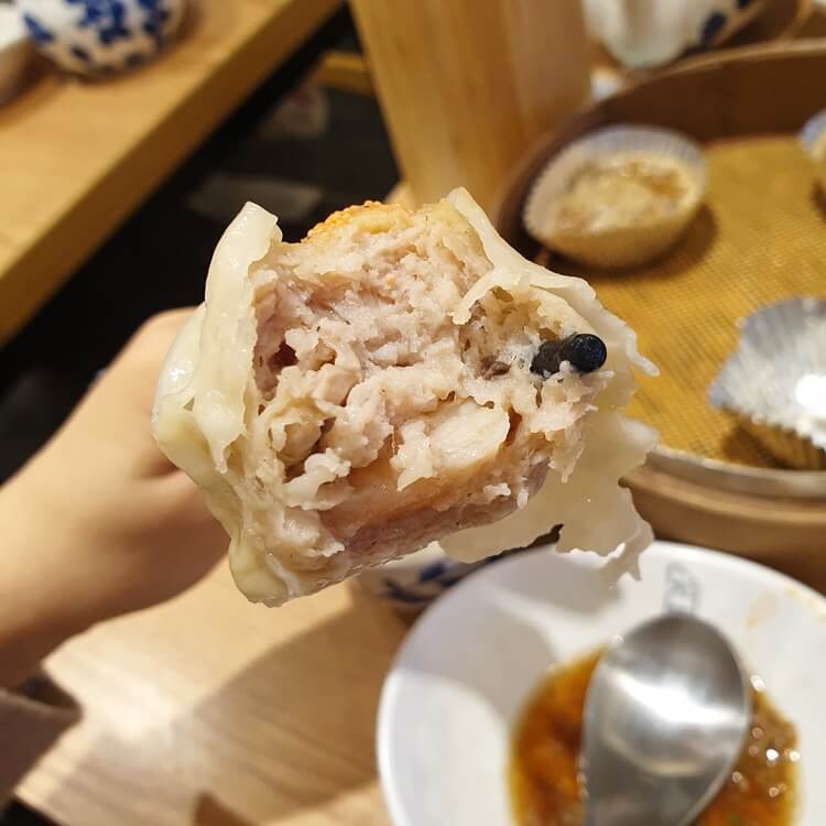 건대-송화산시도삭면-쇼마이-안은-다진-돼지고기와-새우가-들어있다