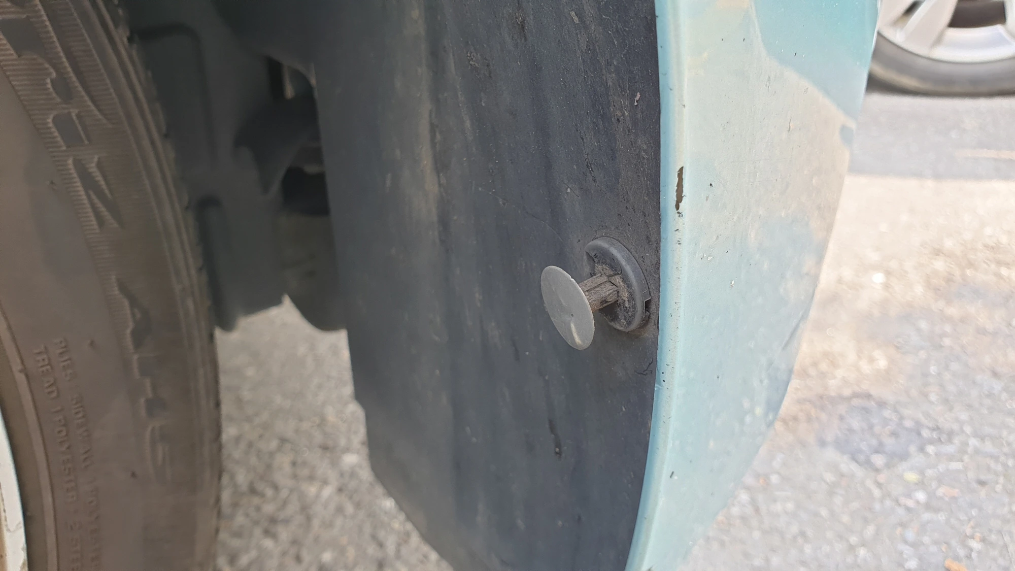 휠하우스 고정 부품 끼운 모습