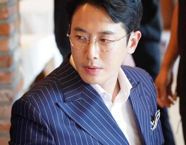 스트라이프자켓을입은-남성의모습