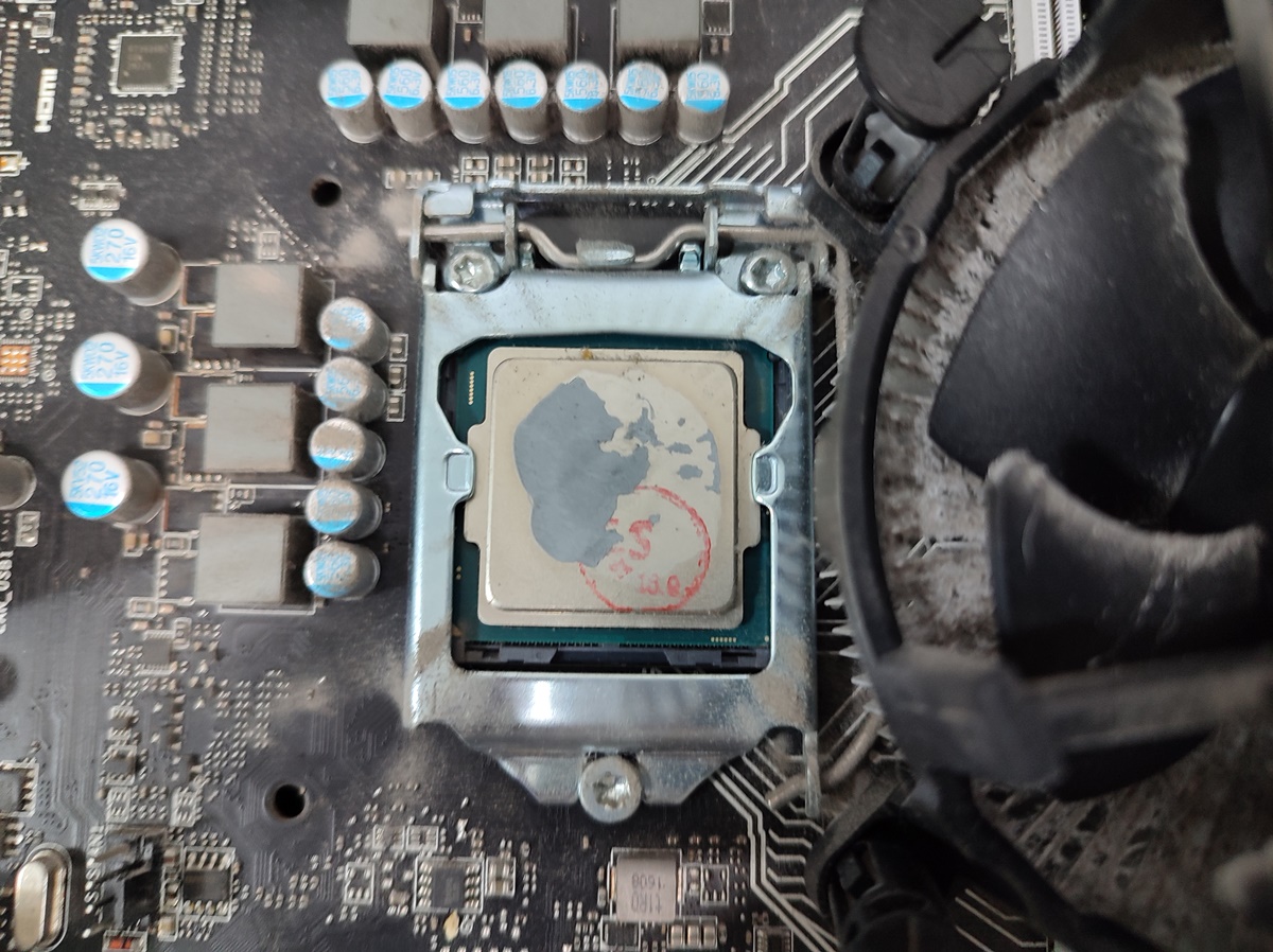 3~4년된 CPU 서멀 컴파운드의 상태&nbsp;
