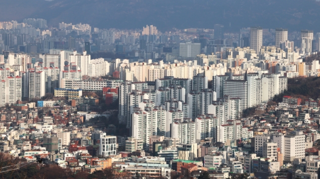 서울 중구 남산에서 바라본 서울 시내 아파트 밀집 지역.