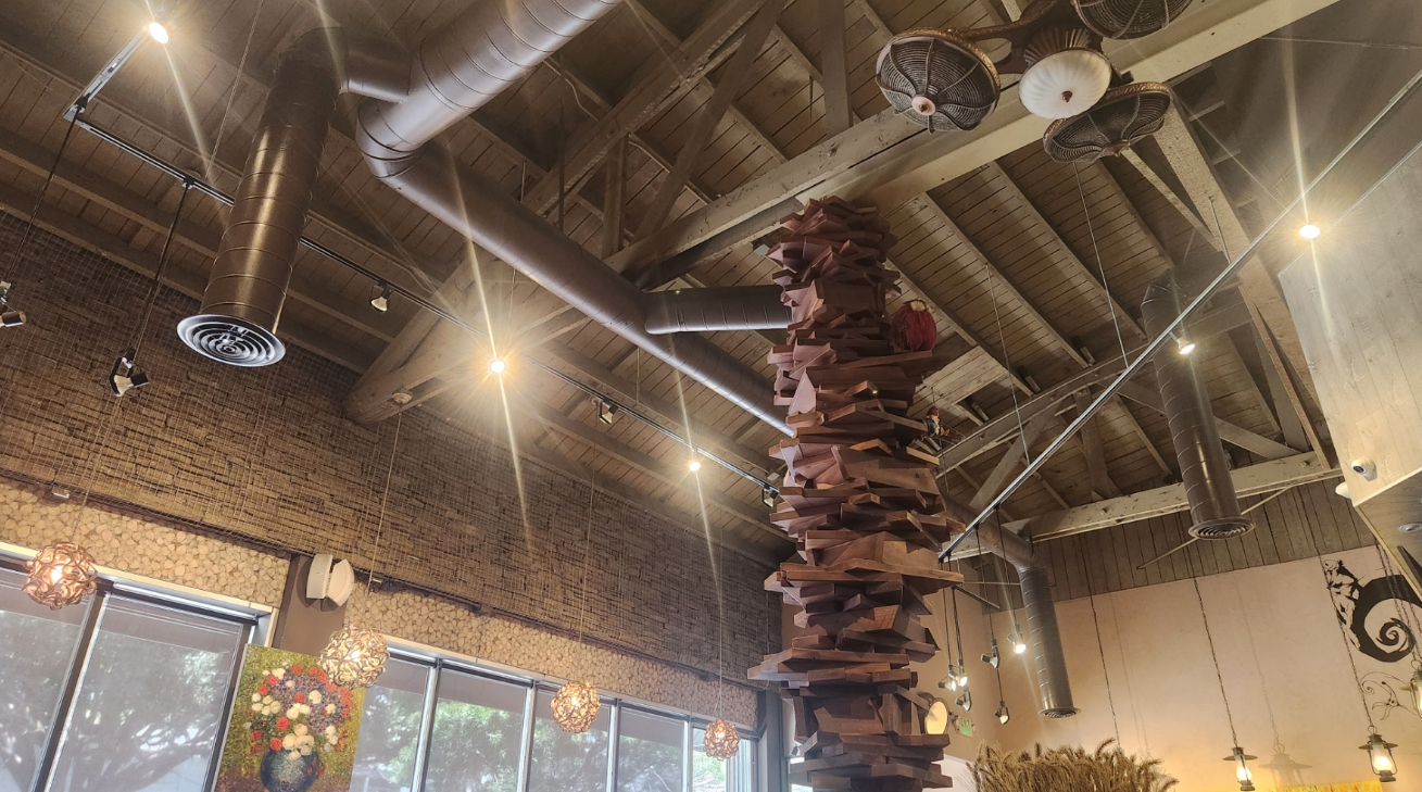 천장에는 나무로 꾸민 기둥 장식 이미지