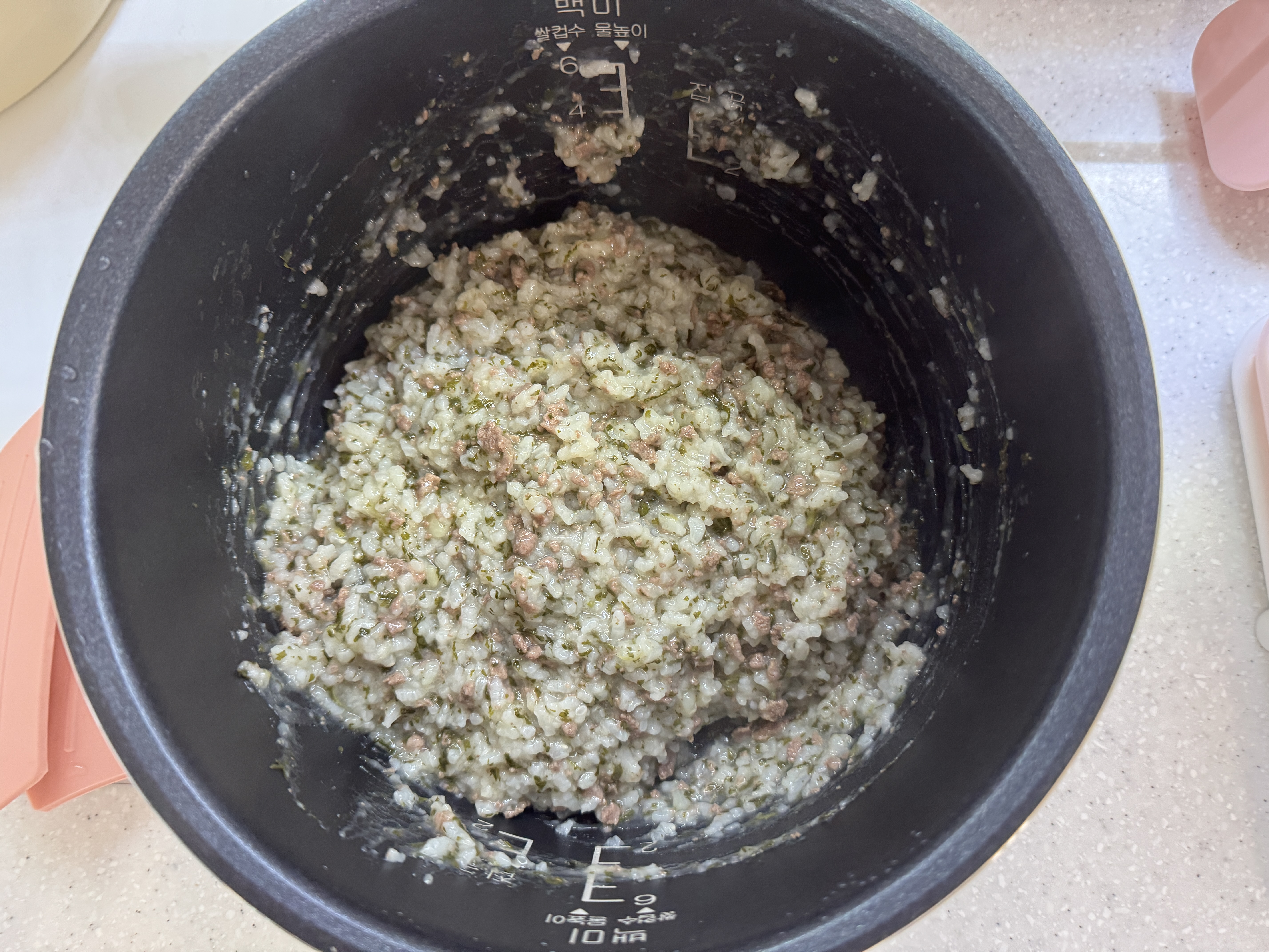 소고기감자아욱 죽을 섞어준 후 사진