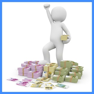 돈 위에 올라가 있는 사람 모형