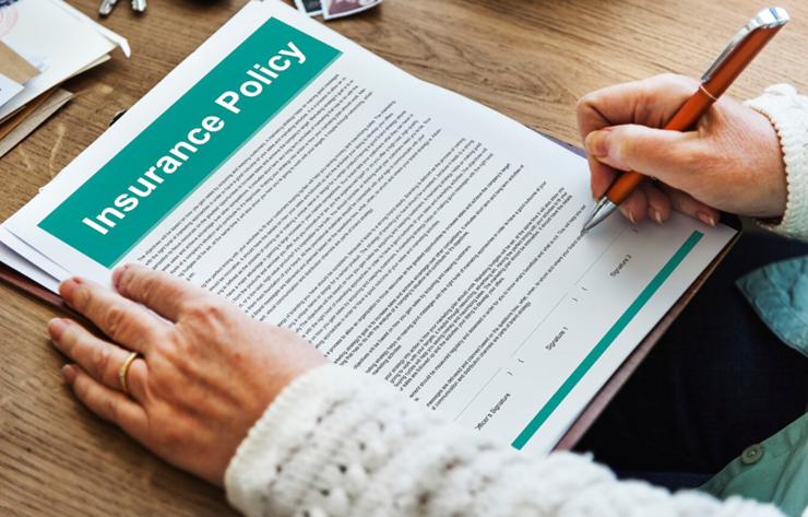 서류를 작성하는 사람들