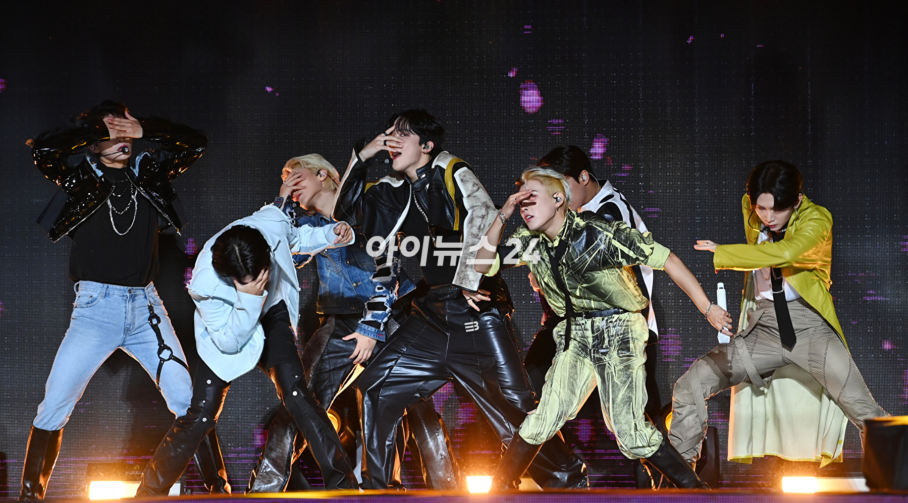 그룹 에이티즈가 28일 오후 서울 광진구 군자동 세종대학교 대양홀에서 열린 신보 '더 월드 에피소드 1 : 무브먼트(THE WORLD EP.1 : MOVEMENT)' 발매 기념 쇼케이스에서 포즈를 취하고 있다. [사진=김성진 기자]