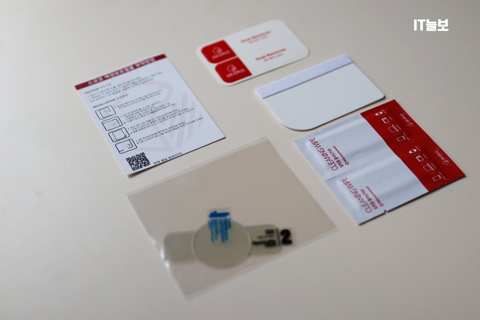 부착 안내 카드와 밀대, 클리닝 티슈, 원형 필름 구성품