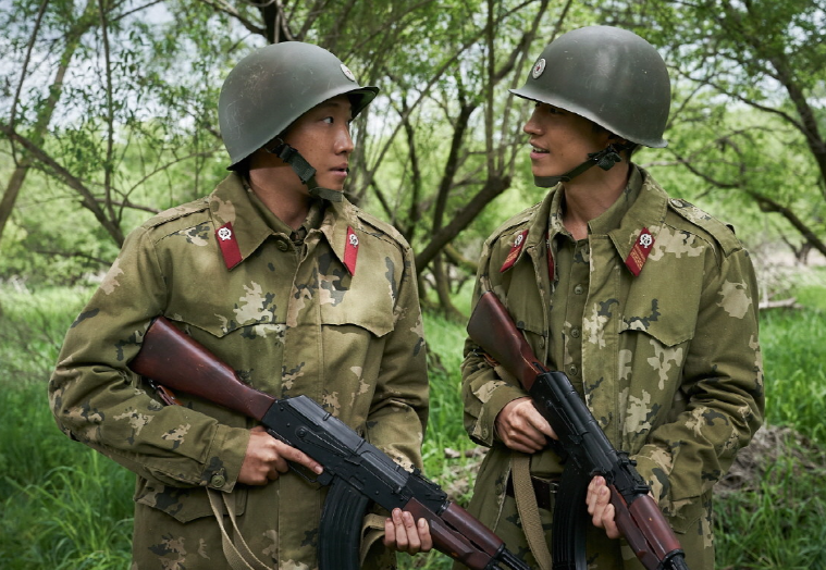 영화 탈주 수색업무 중 동혁과 이야기 나누는 규남