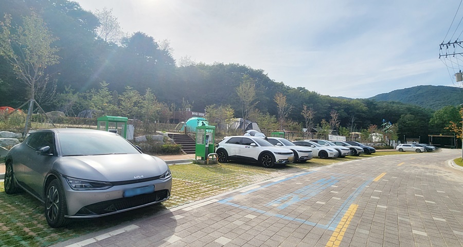 주자장위로 게단 10개정도의 턱이 있음