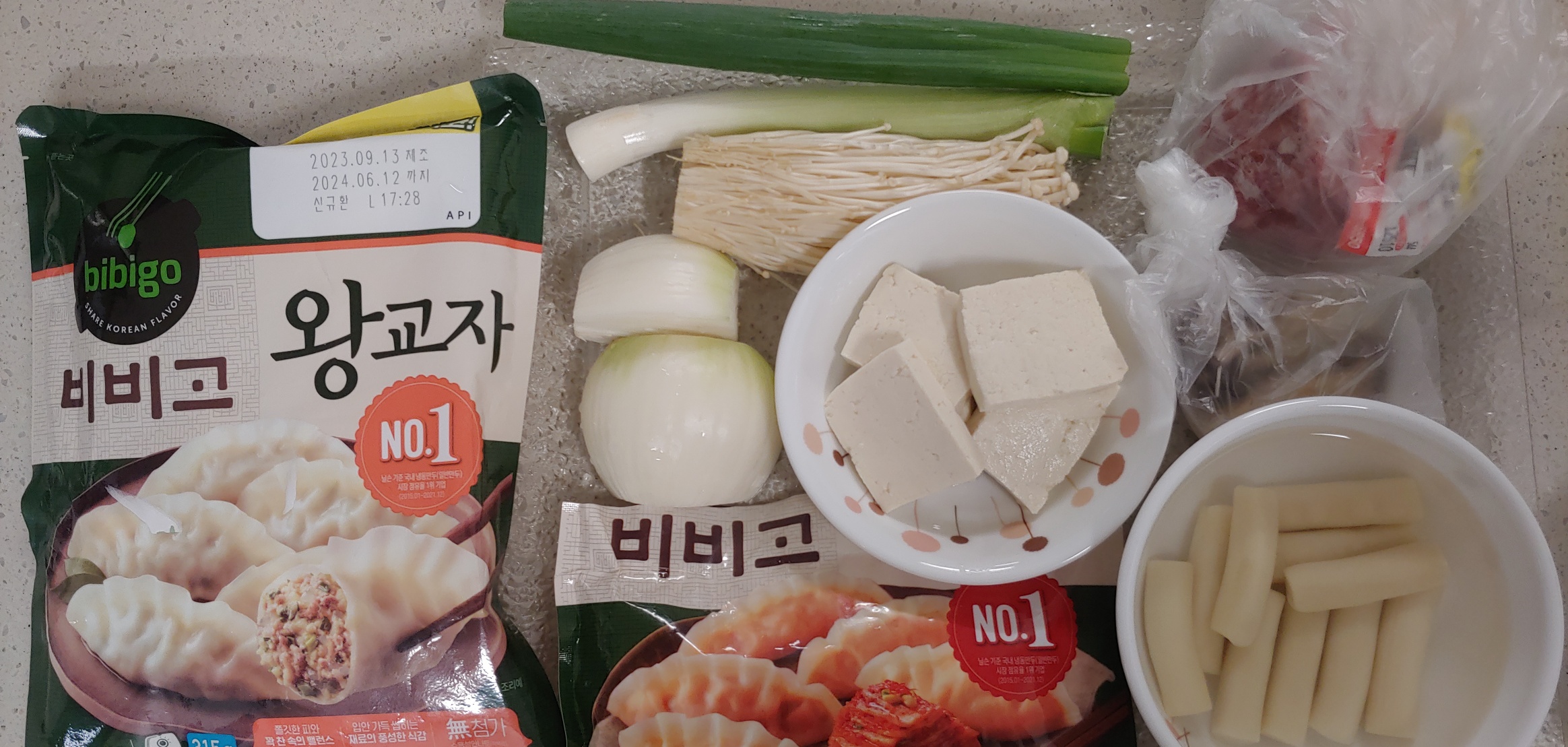 비비고 교자만두를 좋아서 사용한겁니다. 김치만두가 마침 조금 남아있어서 꺼냈어요. 떡은 떡국떡이 없어서 냉장고에 있는 밀떡으로 대체했습니다.
