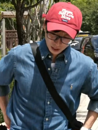 유재석 폴로 데님셔츠 착용