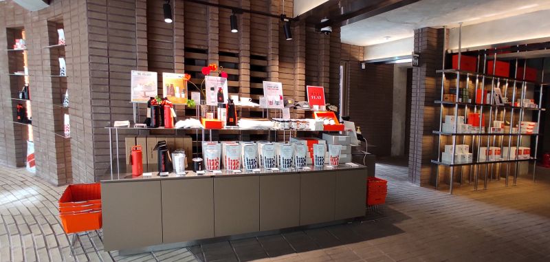 벽면을 벽돌로 조적하고 곳곳에 간접조명을 넣어 완성한 인테리어