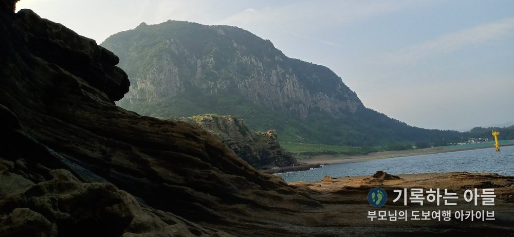 용머리해안에서 바라본 산방산 전경