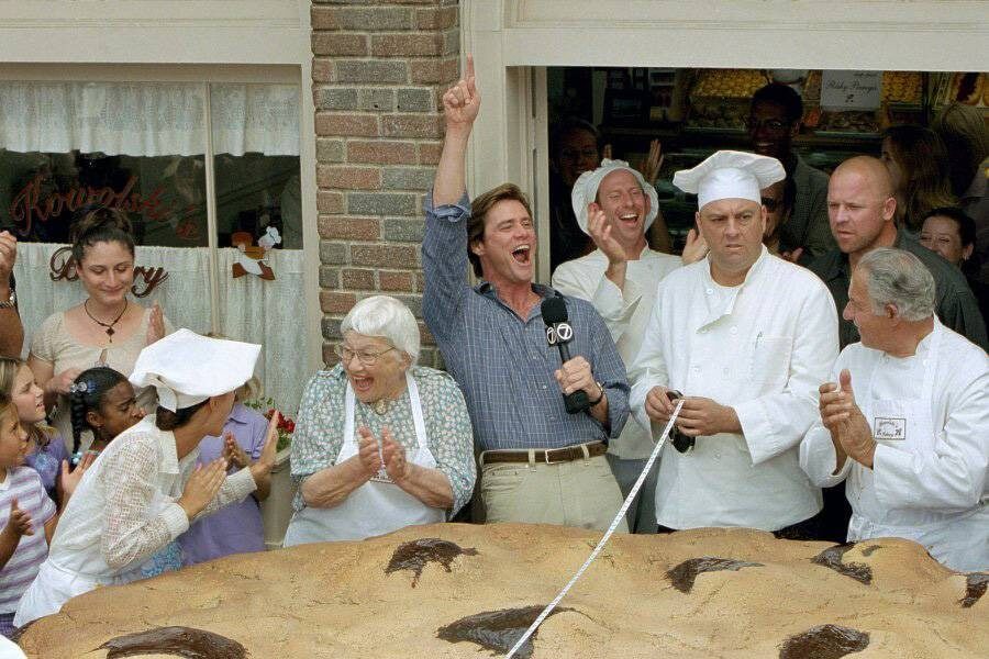 리포터로 일하고 있는 브루스의 모습