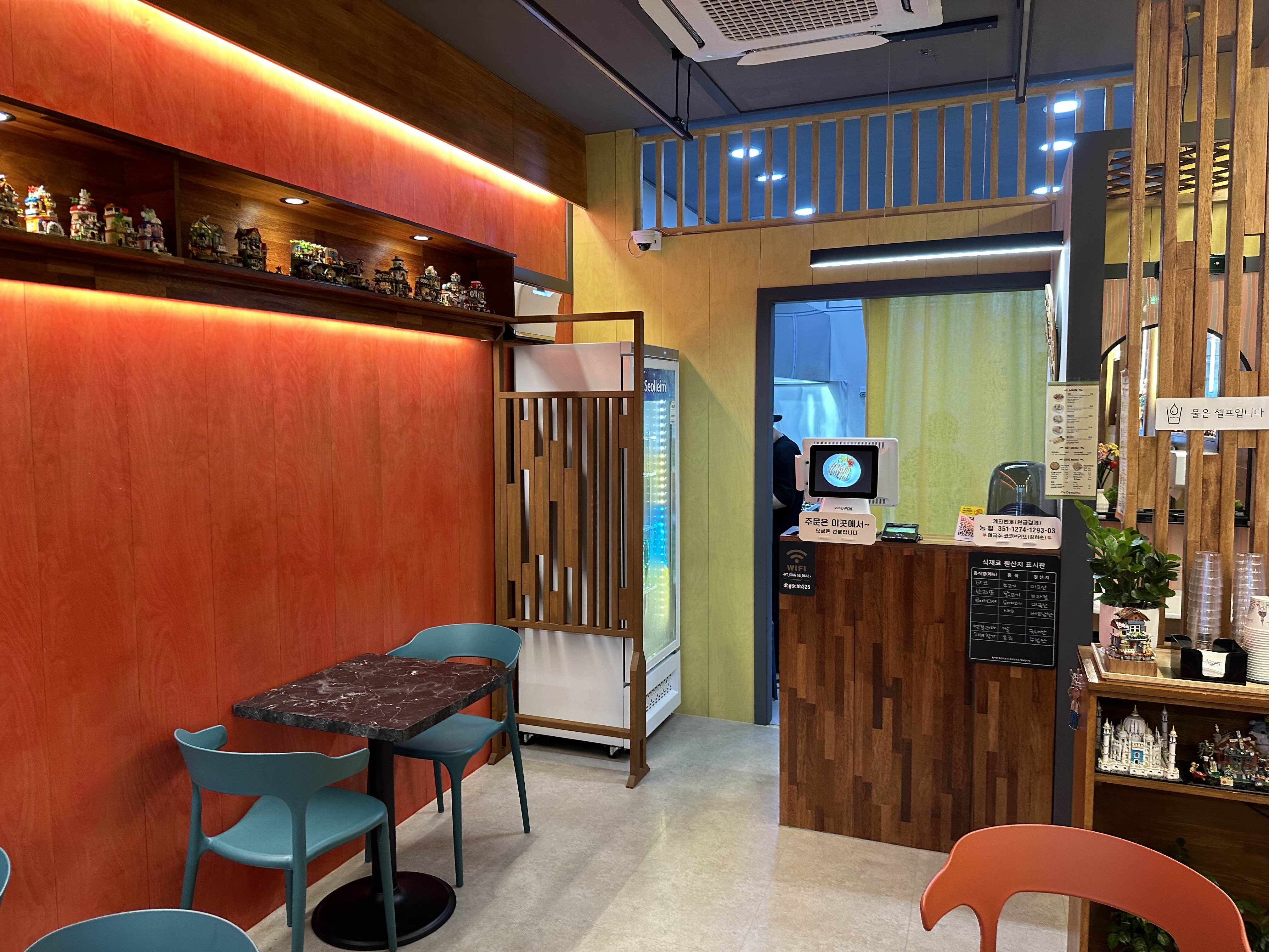 코코브리또 내부 인테리어 1