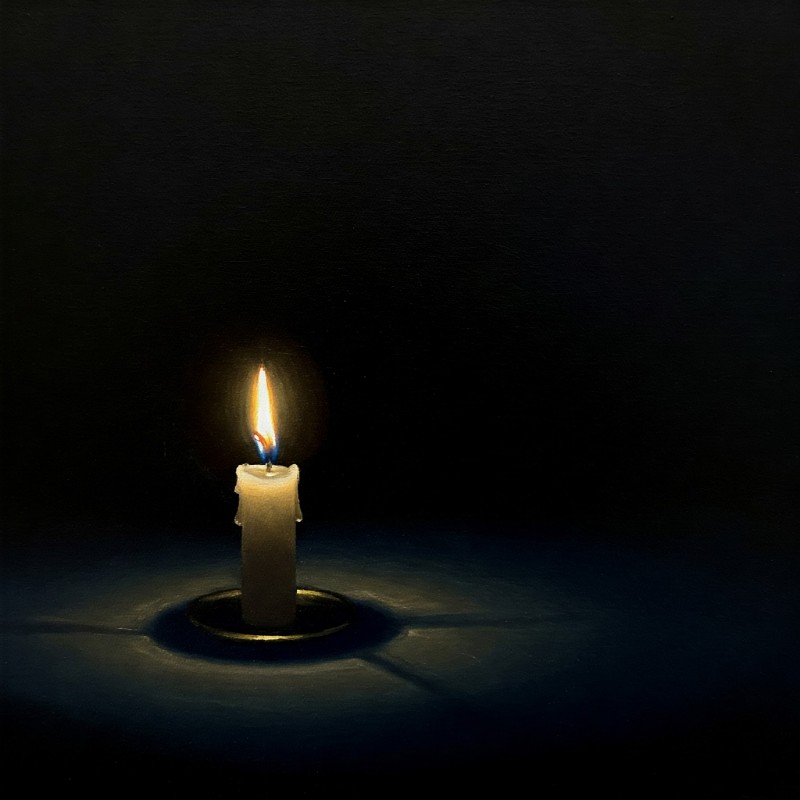 어두운 공간에서 홀로 타오르는 촛불을 그린 유화 그림. 촛불의 따뜻한 빛이 주변을 은은하게 밝히고 있다