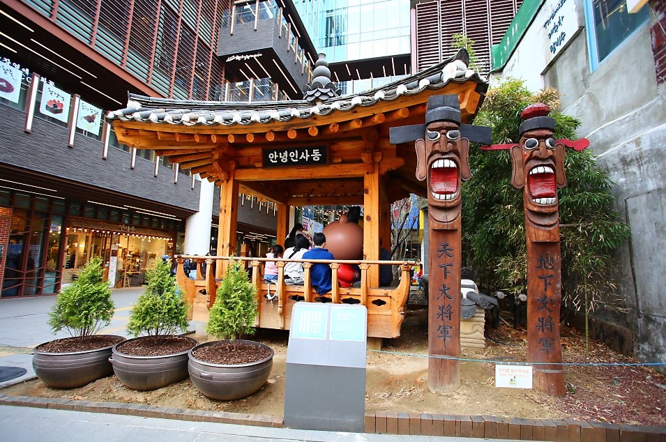 '안녕인사동'이라는 팻말이 붙어 있는 정자 모습
