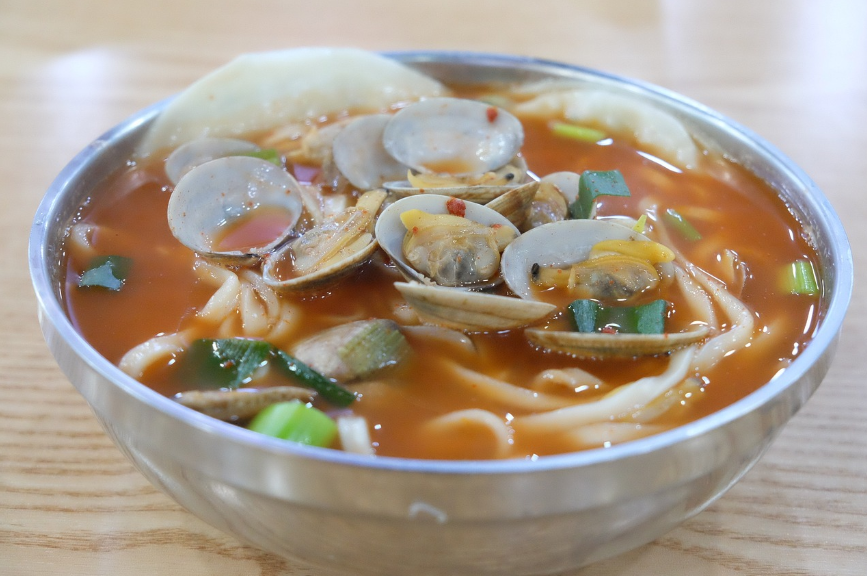 한겨울 뜨끈한 장칼국수 한입