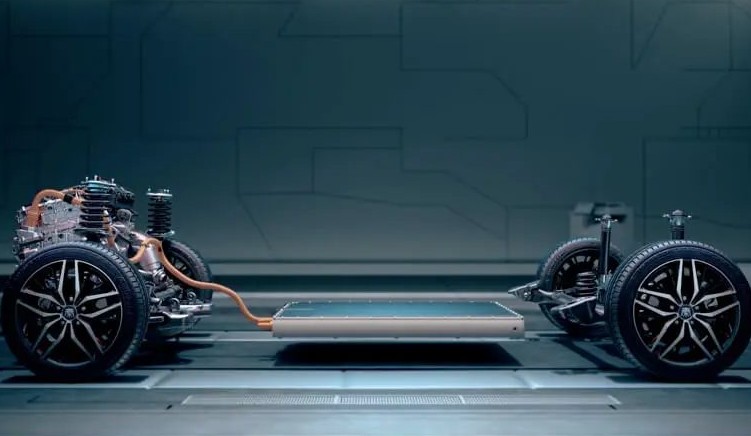 BYD 씨라이언 6의 섀시 밑바닥에 장착된 평평한 배터리팩과 하이브리드 아키텍처 / 출처: BYD 공식