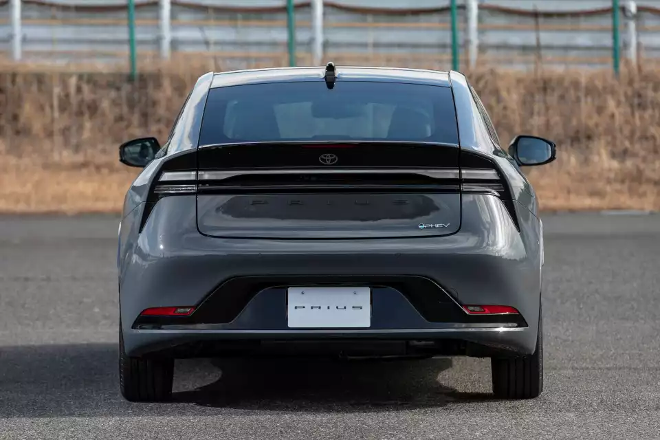 토요타 프리우스 뒷모습입니다(사진 속 모델은 프리우스 프라임).
