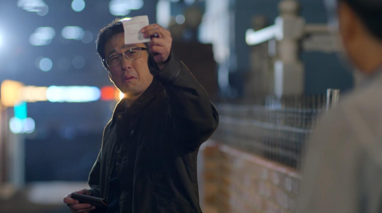 복권을 주면서 당첨되면 나눠야 한다는 말을 하는 한무철