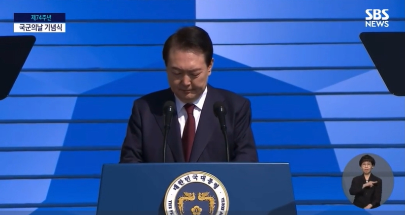 윤석열 대통령 국군의 날 행사 부대 열중쉬어 논란부터 멸공의 횃불 가사와 중국 장갑차 논란