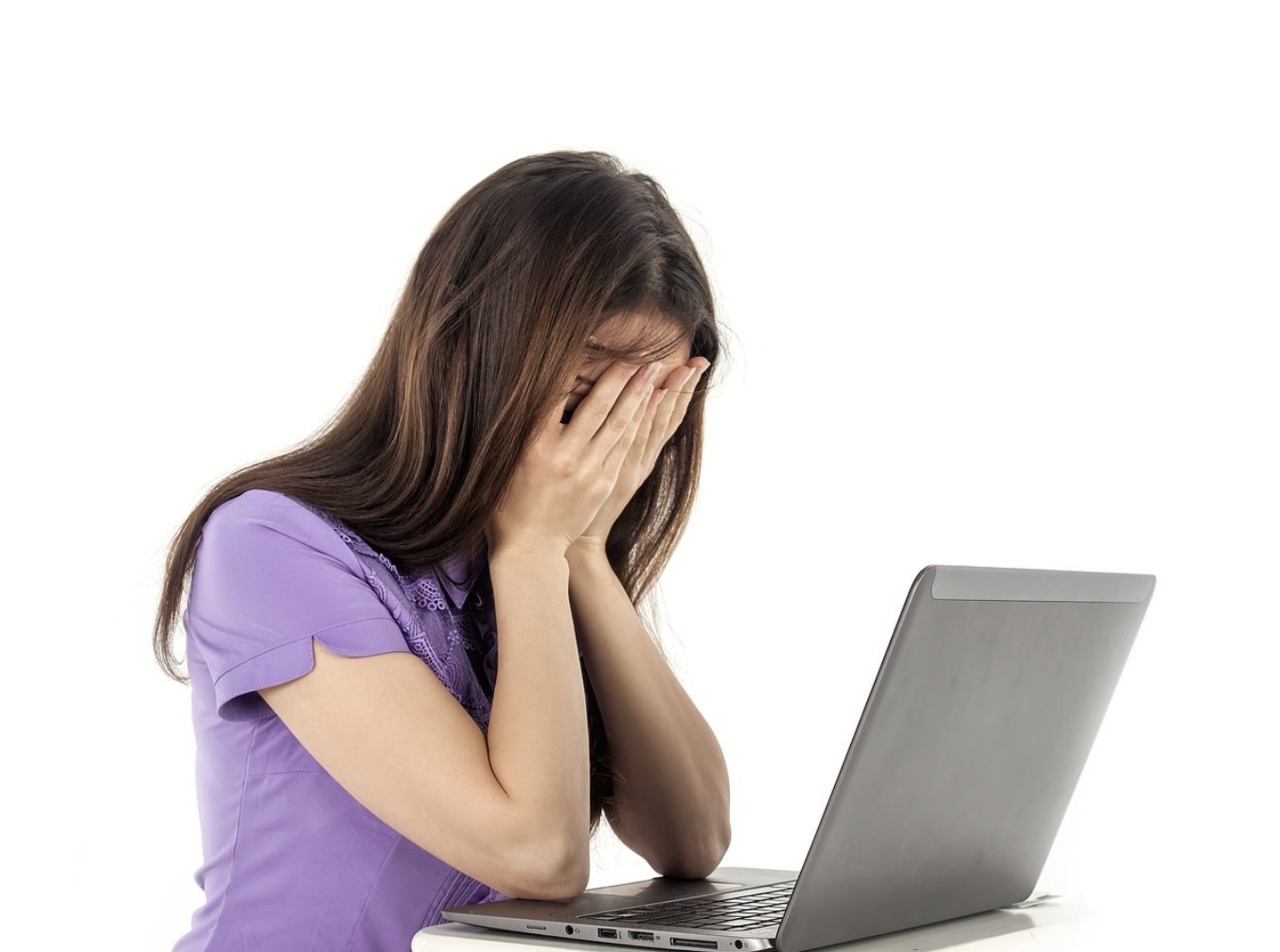 컴퓨터를 많이 봐서 눈이 피로한 여성