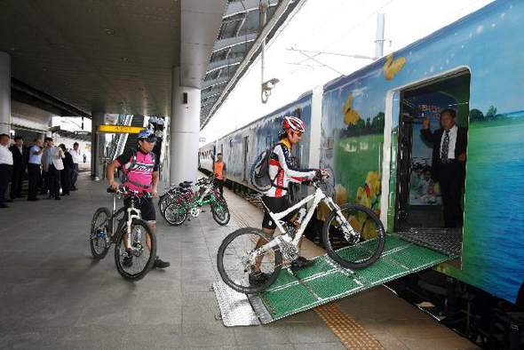 봄철 여행 기차 자전거 이용법에 관한 그림