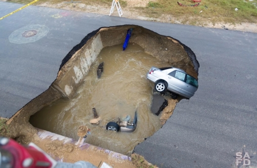 도심 도로 싱크홀 사고 현장 사진