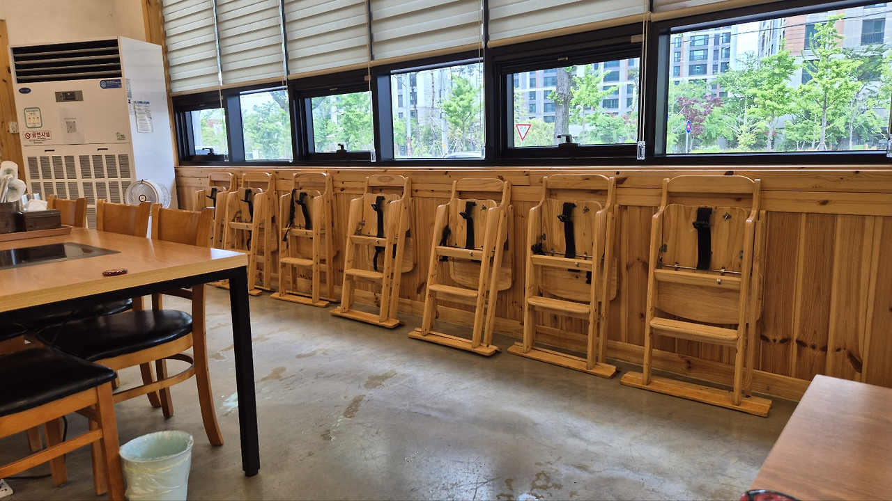 벽면에 놓여진 10여개의 아기용의자 가족손님을 위한 준비완료