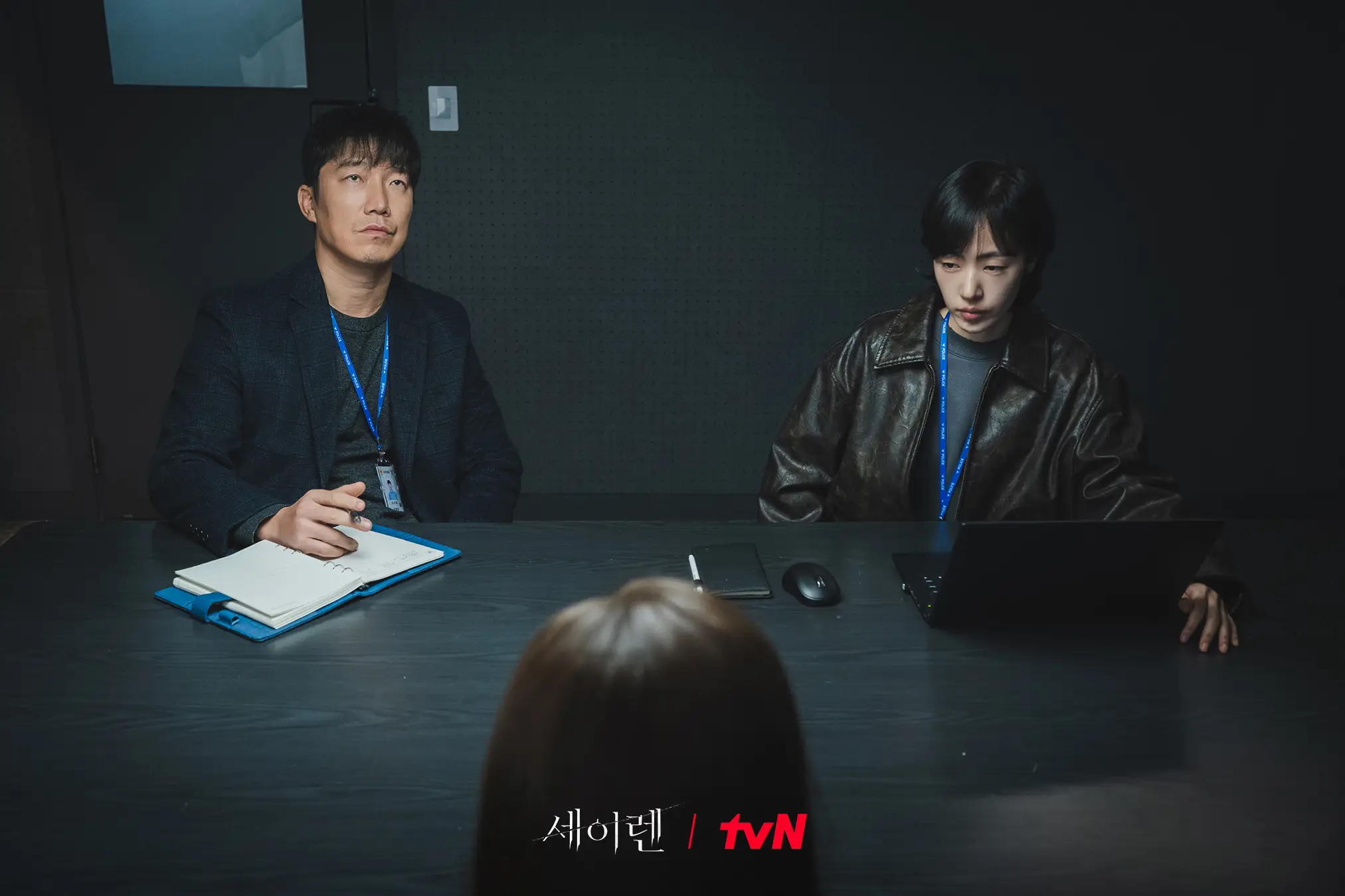 드라마 세이렌 7회 취조실에서 한설아를 추궁하는 형사 공주영과 표성일의 긴장감 넘치는 대면 장면