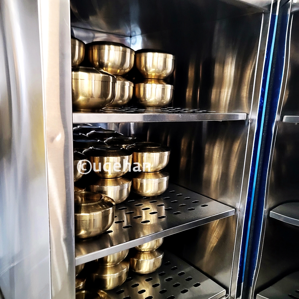 공깃밥 보관함을 열어보니 3층으로 이루어져있고 칸칸이 금색 밥그릇에 공깃밥이 들어있따. 뚜껑도 금색이다.