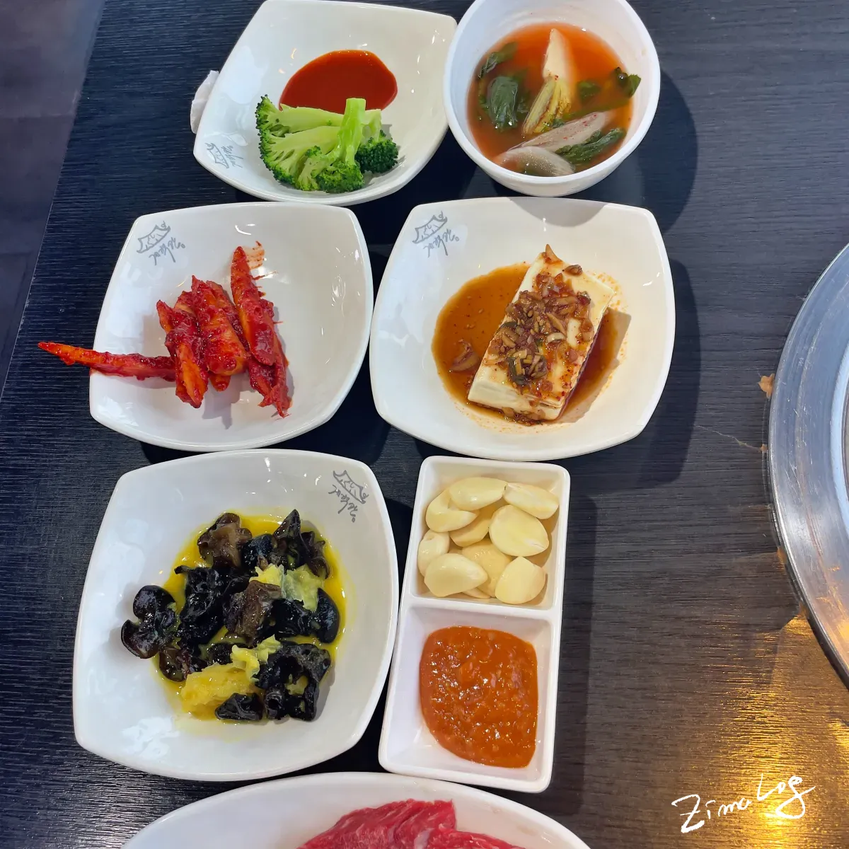 다양한 밑반찬이 테이블 위에 올라가 있음