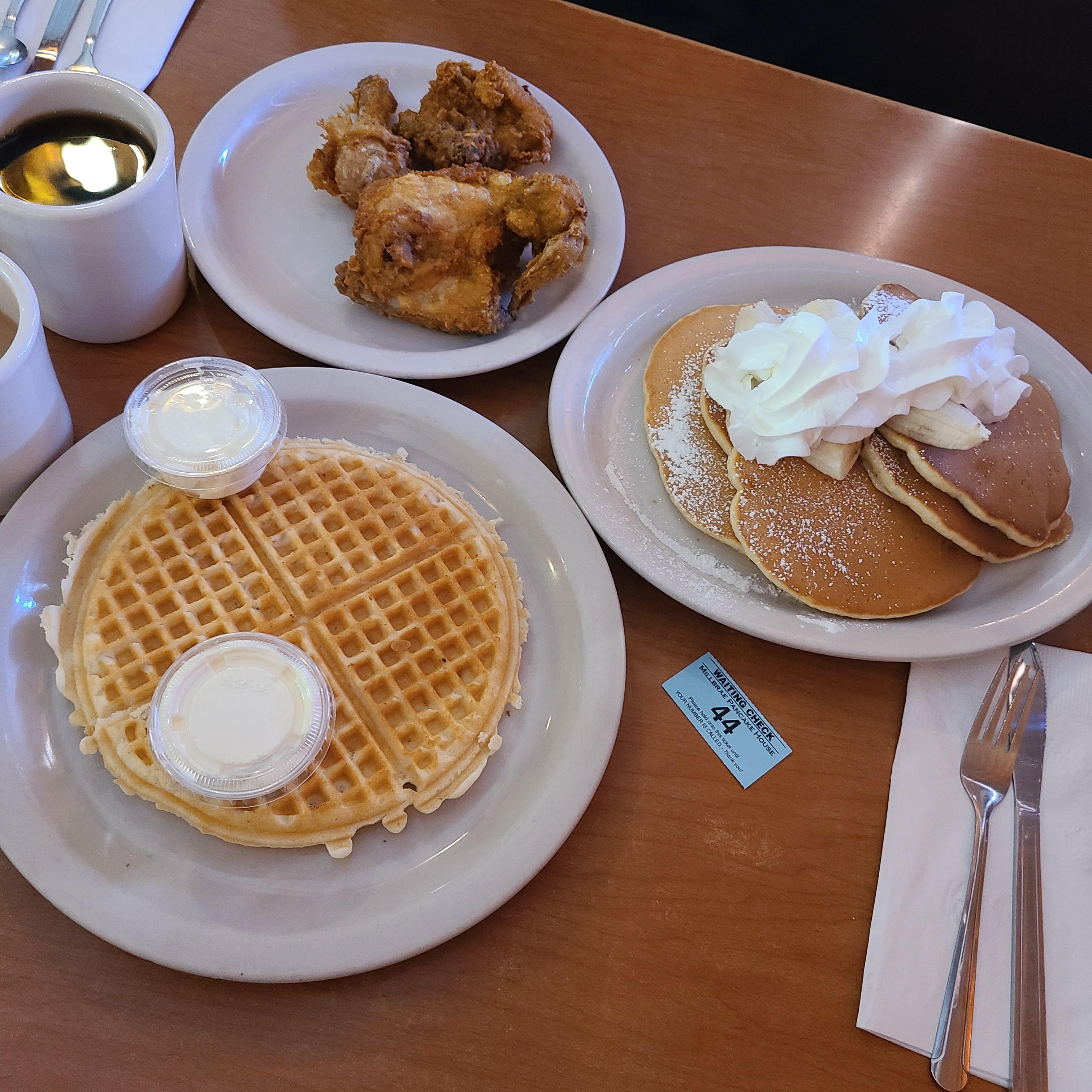 치킨과 와플 (Fried Chicken & Waffle)&#44; 그리고 바나나 팬케이크 (Banana Pancakes)