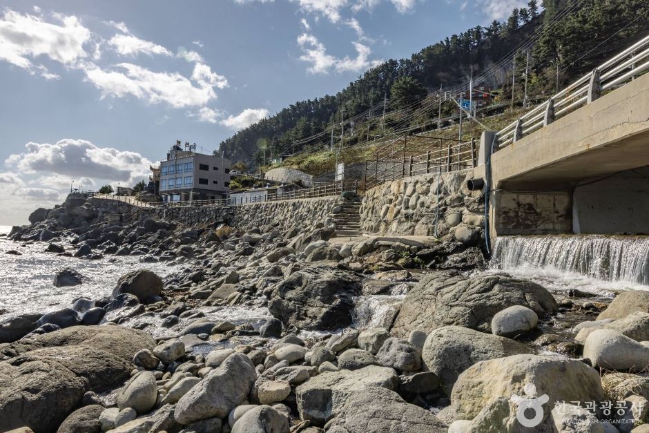 내수전 몽돌해변