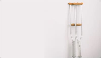 목발이 벽에 세워져 있는 모습