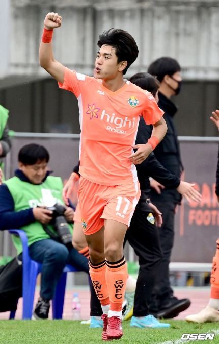 김대원 선수가 골을 넣고 환호하고 있다