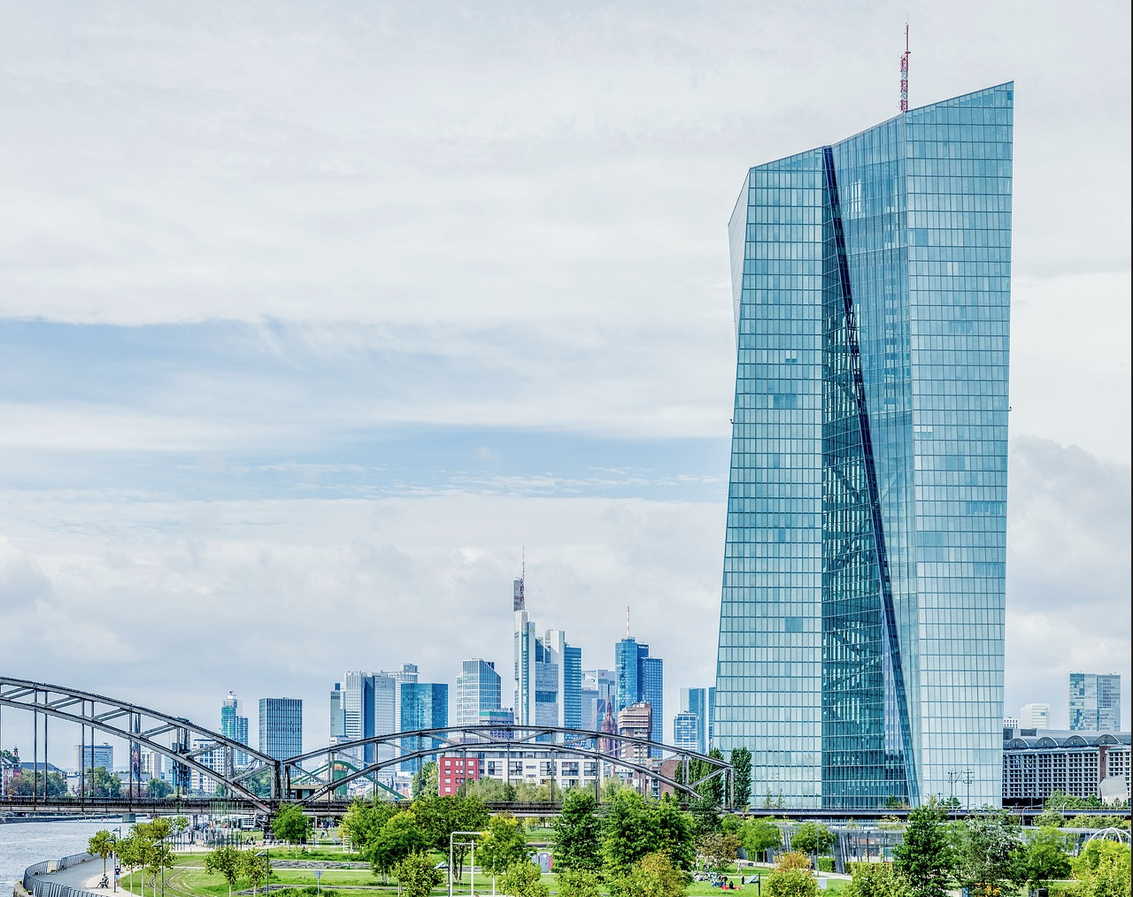 중앙은행 금리 결정과 세계 경제 전망 관련 사진