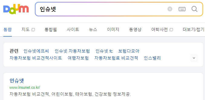 구청 창구에서 양수인이 제출할 이전 서류들을 점검하는 모습
