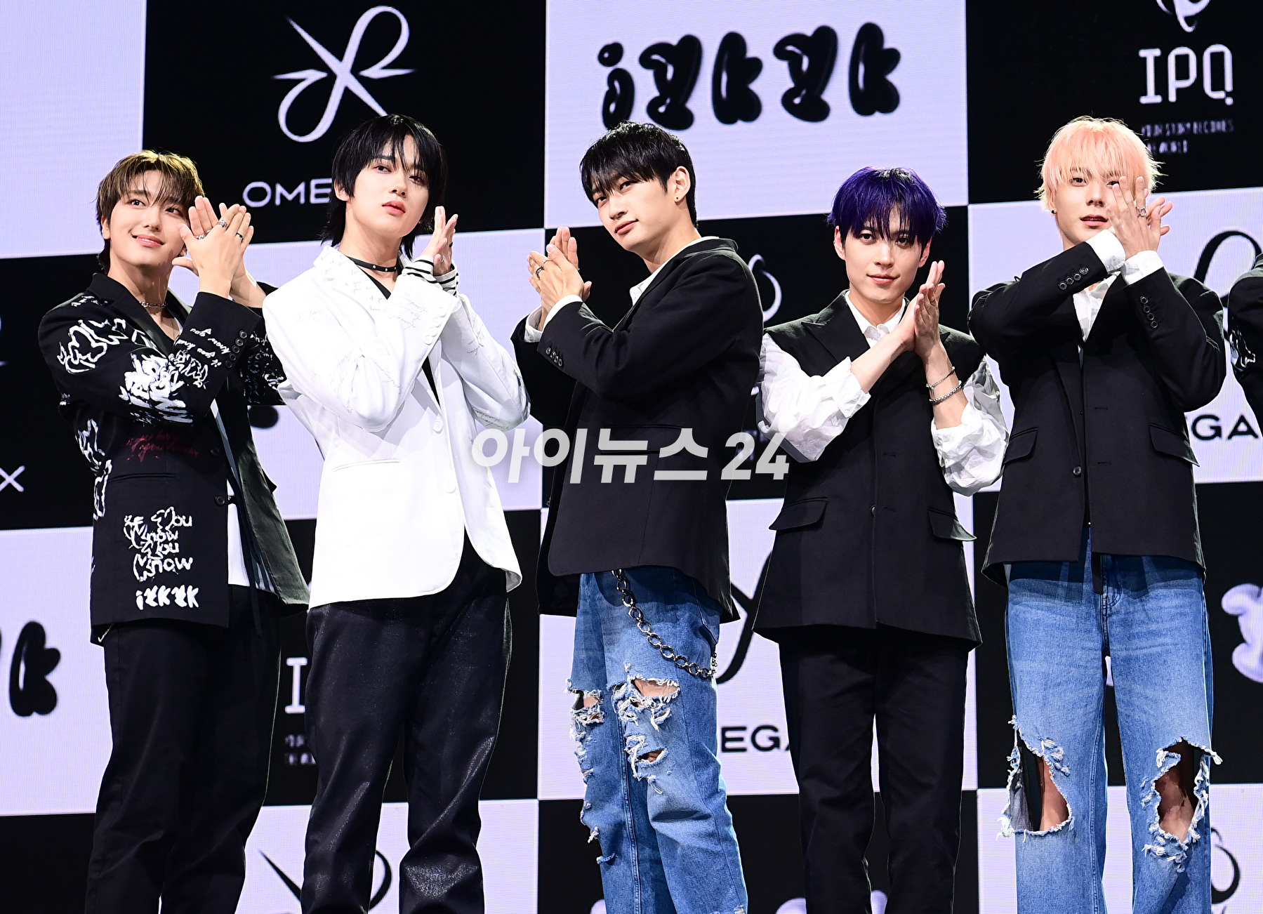 그룹 오메가엑스가 7일 오후 서울 광진구 예스24라이브홀에서 열린 오메가엑스(OMEGA X) 세 번째 미니앨범 'iykyk(if you know, you know)'(이프 유 노, 유 노) 발매 기념 쇼케이스에서 수록곡 무대를 선보이고 있다. [사진=정소희 기자]