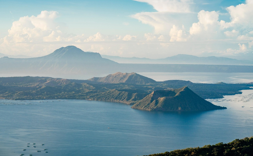 타알 화산과 화산을 둘러 싼 바다의 풍경