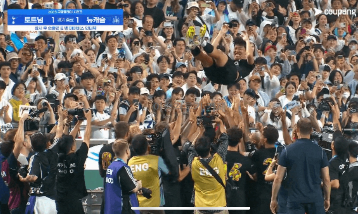 손흥민의-토트넘에서-마지막-경기-후-동료-선수들에게-헹가레를-받고-있다.