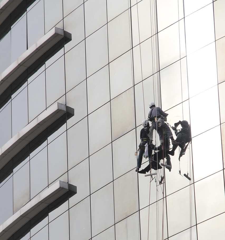 초고층 빌딩 창문 청소부: 100층 높이에서 일하는 사람들